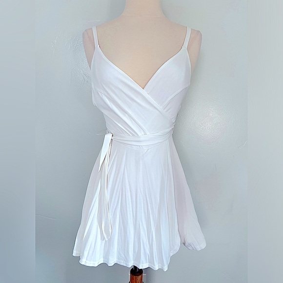 Urban Outfitters Kimchi Blue White Veruca Skirted Wrap Romper XS - Picture 1 of 12